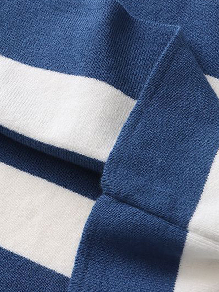Gestreiftes Kurzarmkleid an der Küste