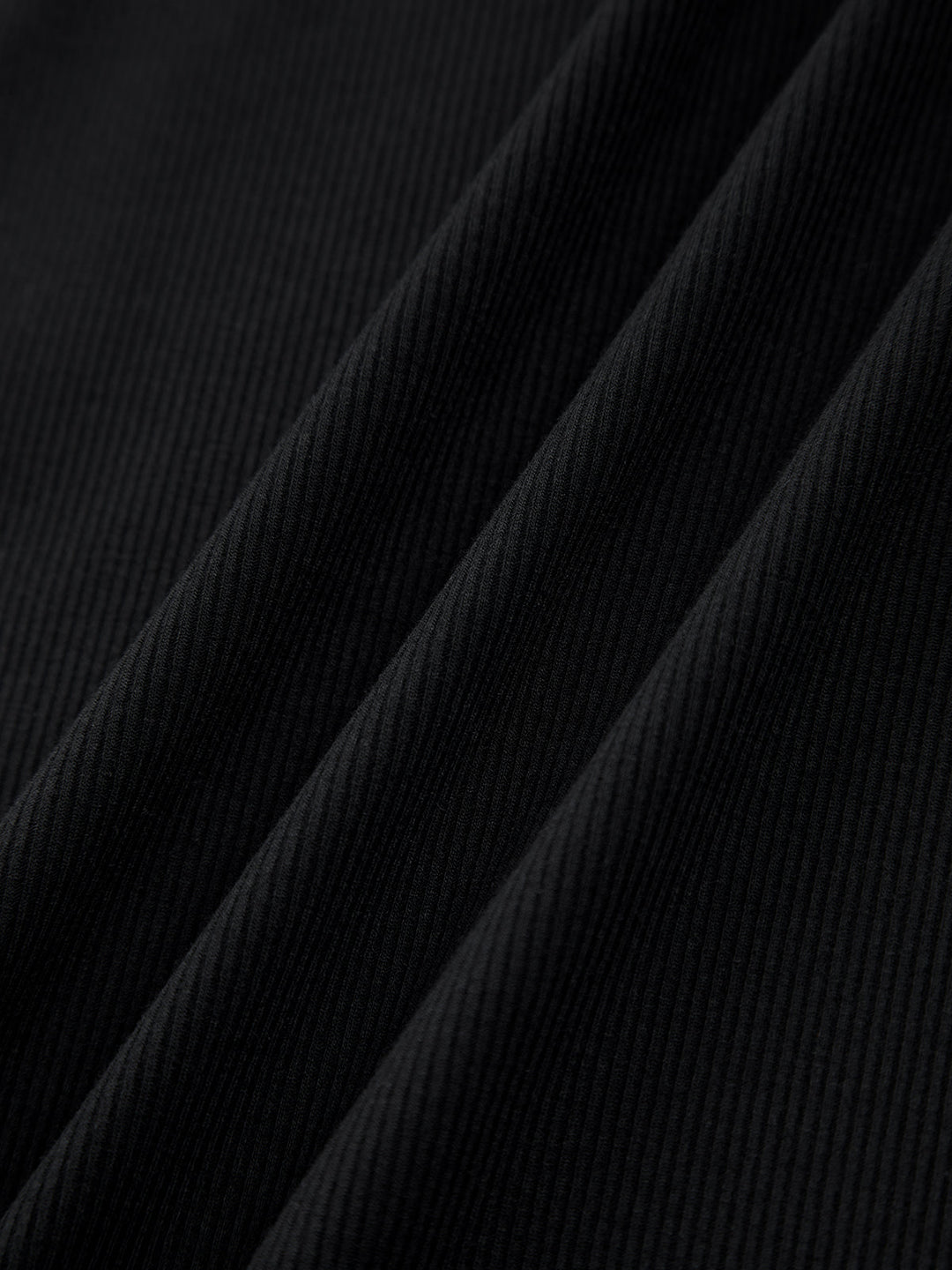 Asymmetrisches Kleid mit offenem Rücken und Trägern
