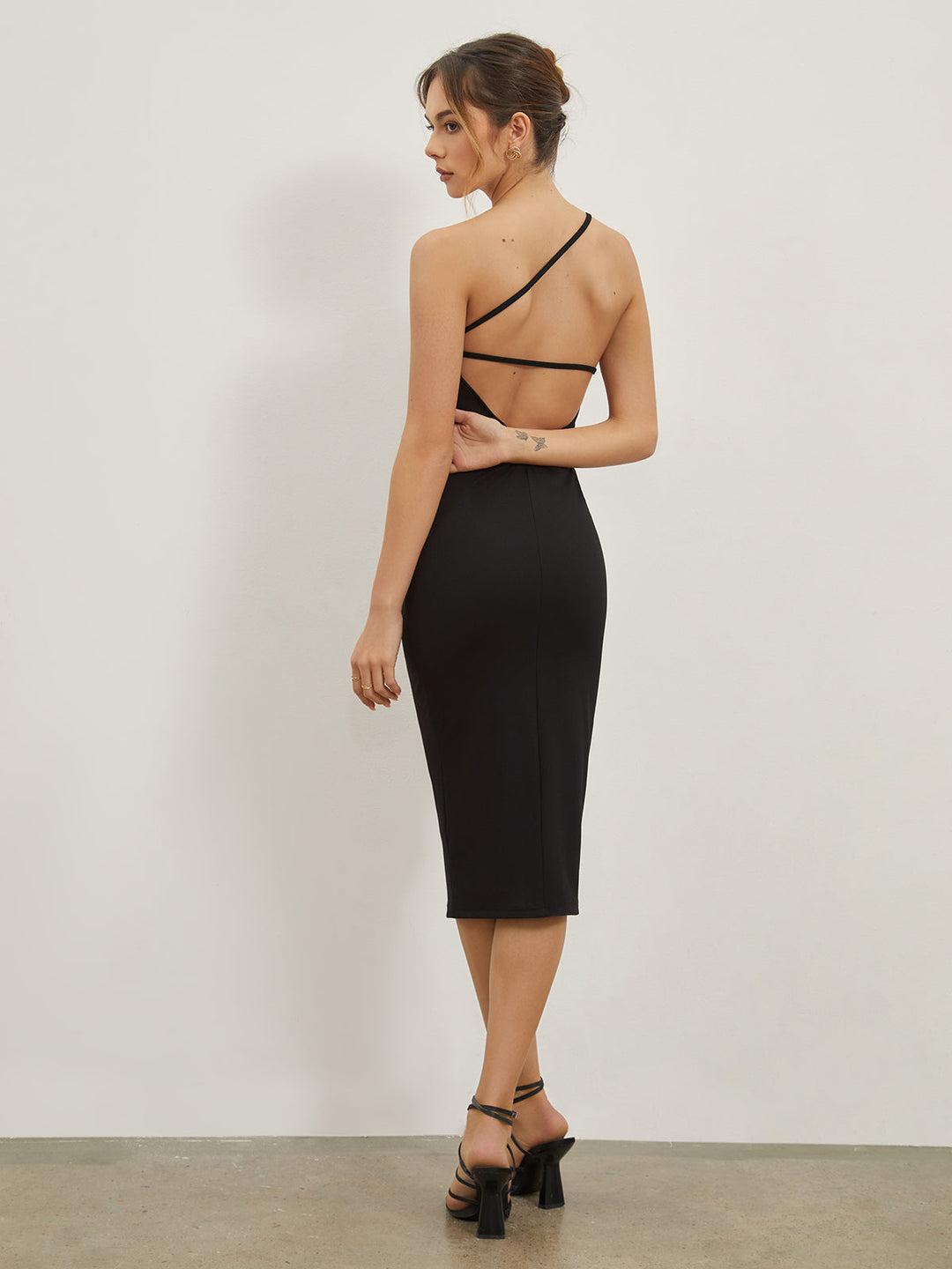 Asymmetrisches Kleid mit offenem Rücken und Trägern