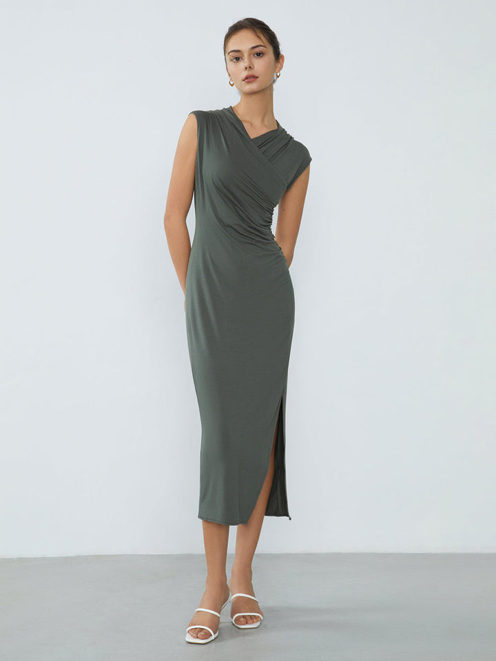Wickelkleid mit gerafftem Schlitz und Maxilänge
