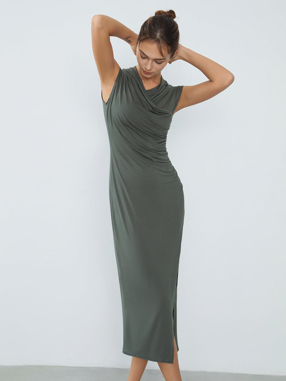 Wickelkleid mit gerafftem Schlitz und Maxilänge