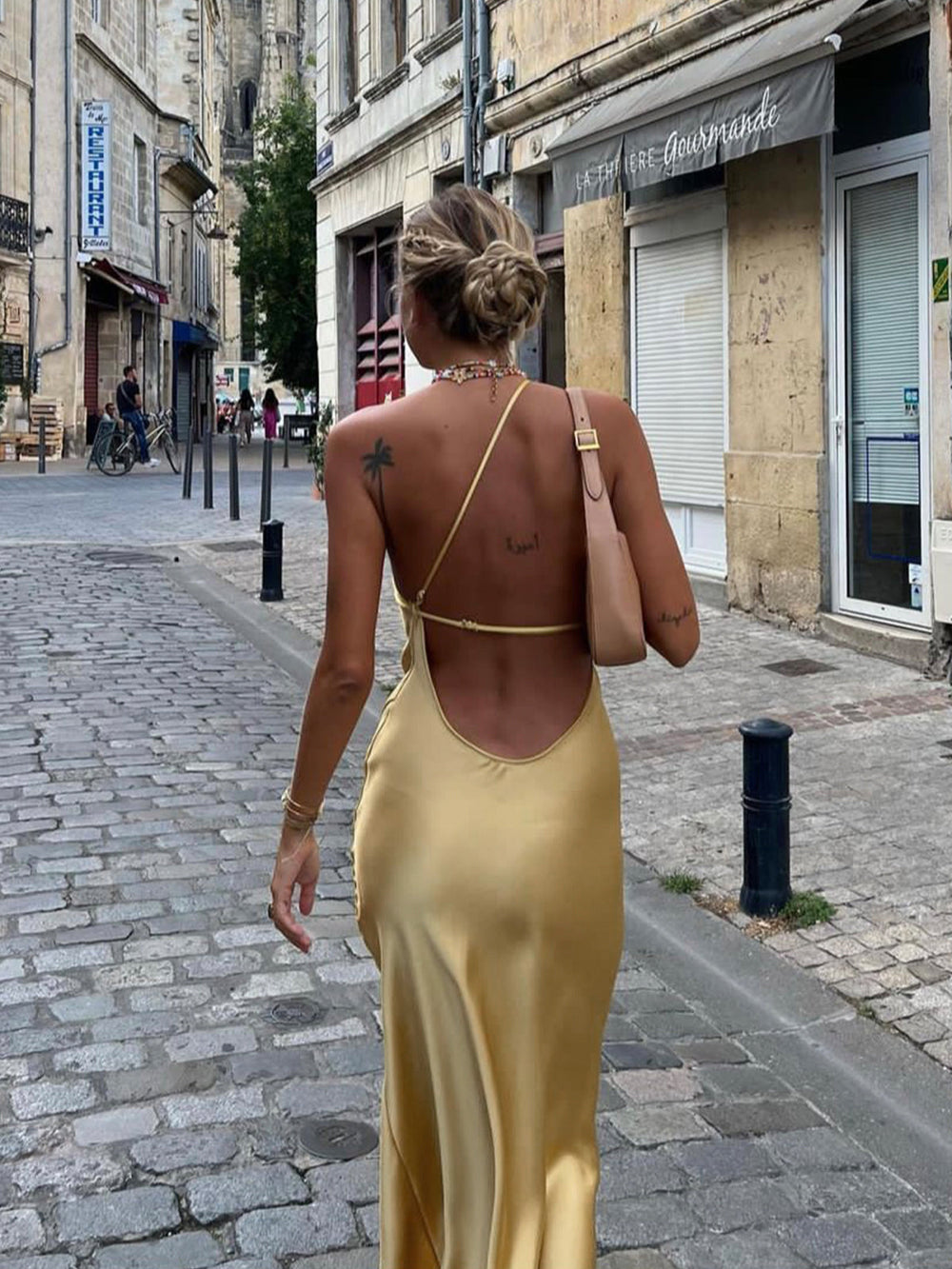 Mondlicht Kleid mit offenem Rücken und Satin-Schlitz, lang