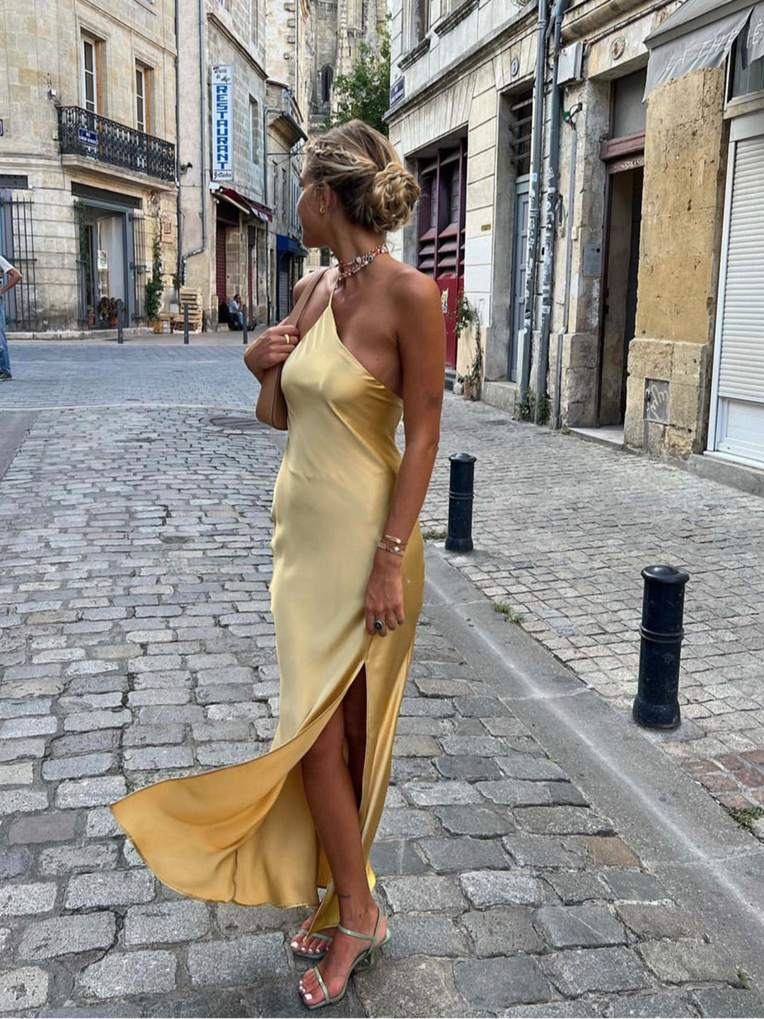 Mondlicht Kleid mit offenem Rücken und Satin-Schlitz, lang