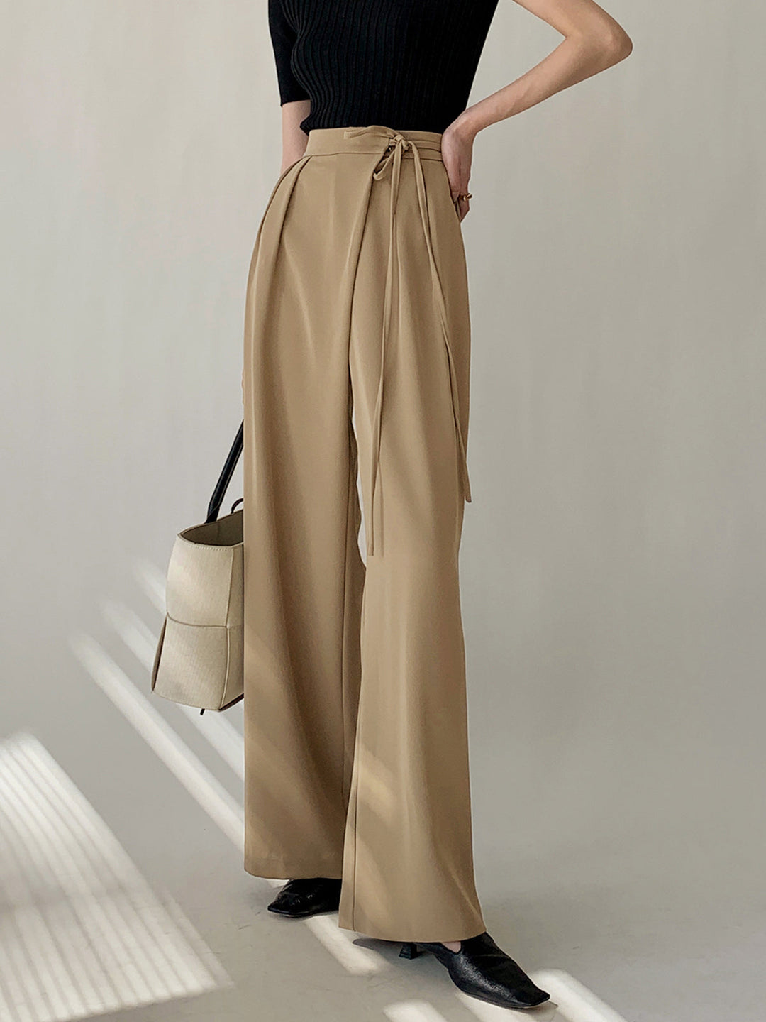 Kleid mit Bindegürtel und weitem Bein