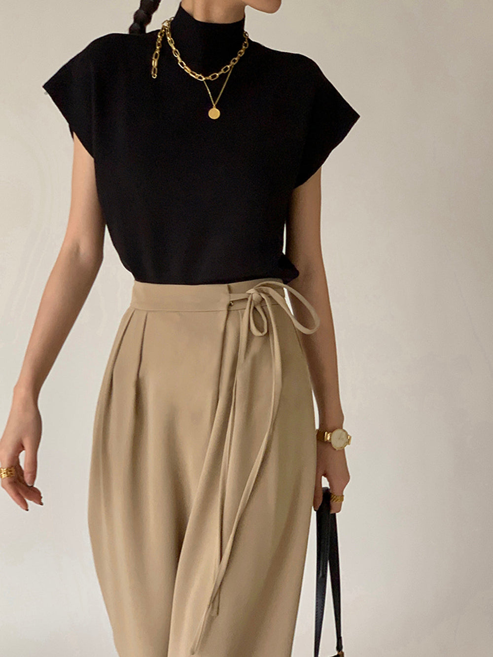Kleid mit Bindegürtel und weitem Bein