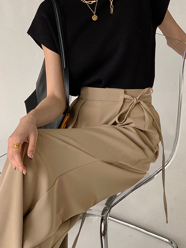 Kleid mit Bindegürtel und weitem Bein