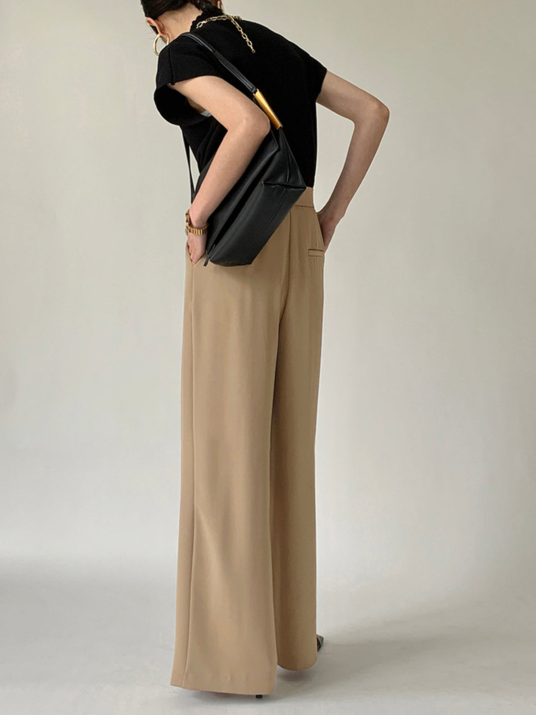 Kleid mit Bindegürtel und weitem Bein