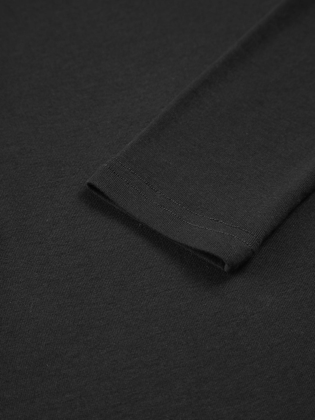 Schräges schulterfreies Langarmshirt
