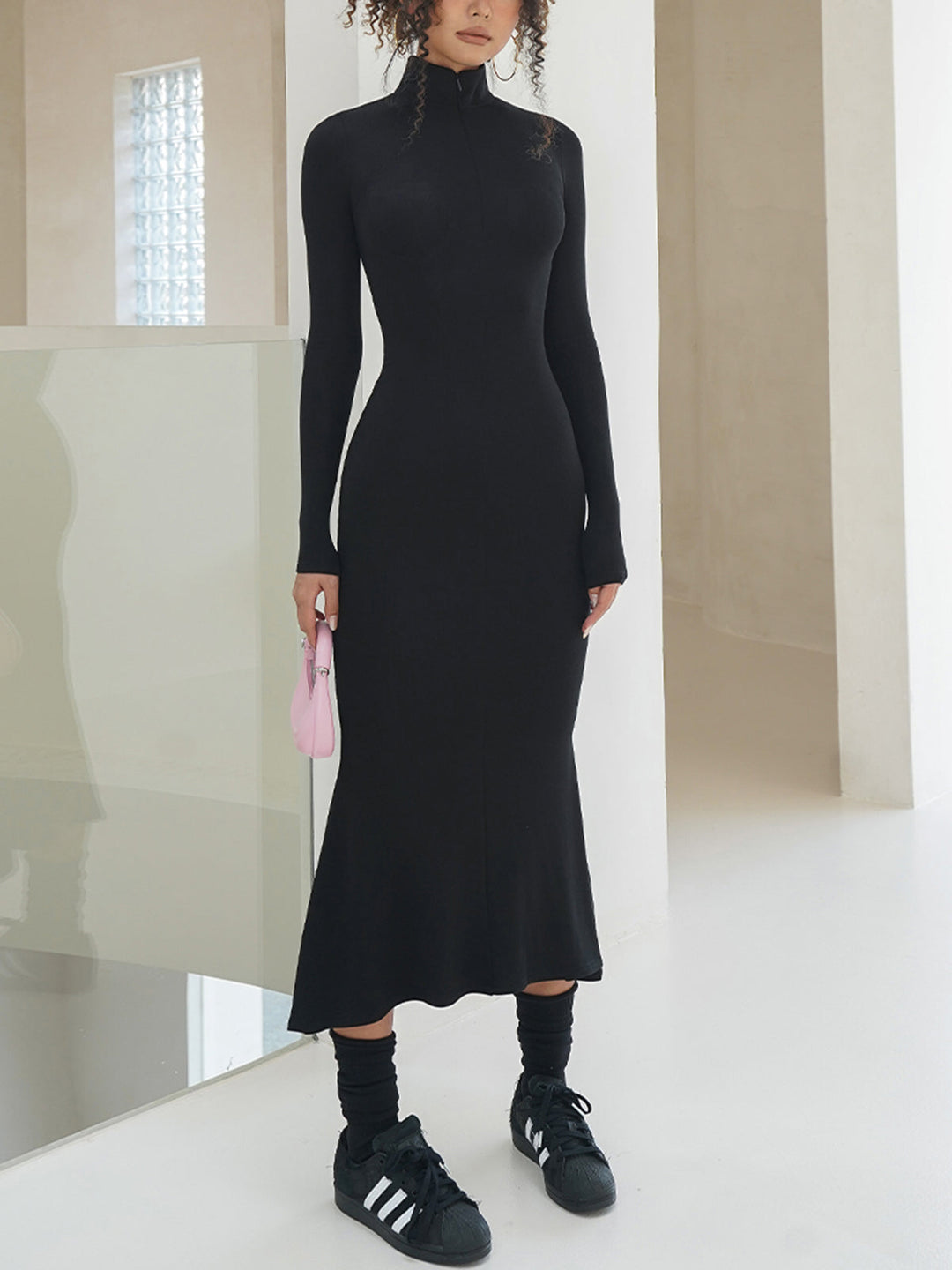 Freizeitkleid mit Rollkragen und langen Ärmeln, Midi-Länge