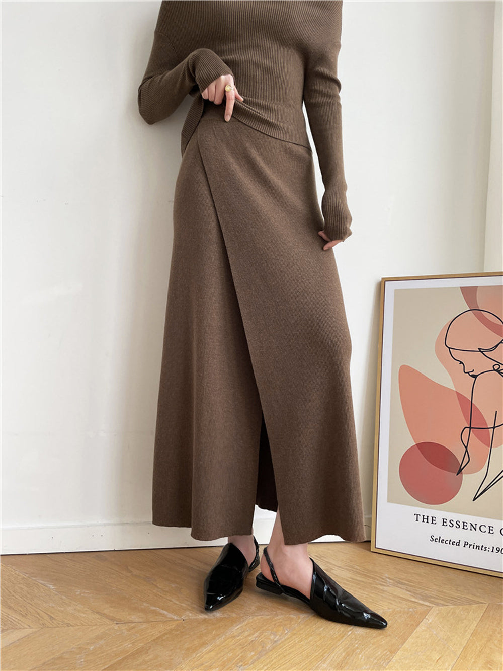 Kamelgrauer Maxikleid aus Strick mit Schlitz