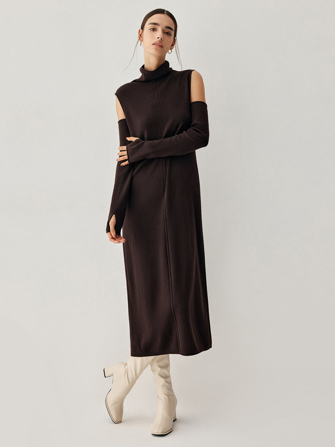 Rollkragen-Strickkleid mit Handschuhen