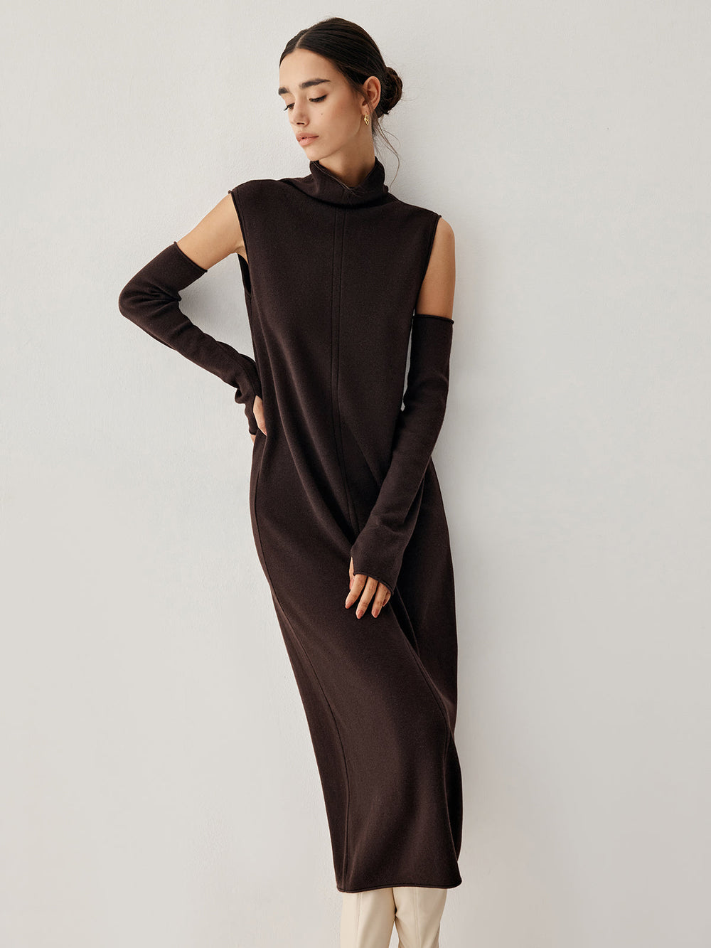 Rollkragen-Strickkleid mit Handschuhen