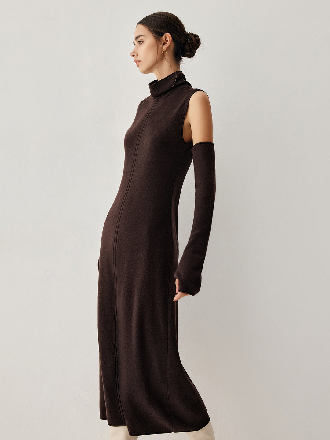 Rollkragen-Strickkleid mit Handschuhen