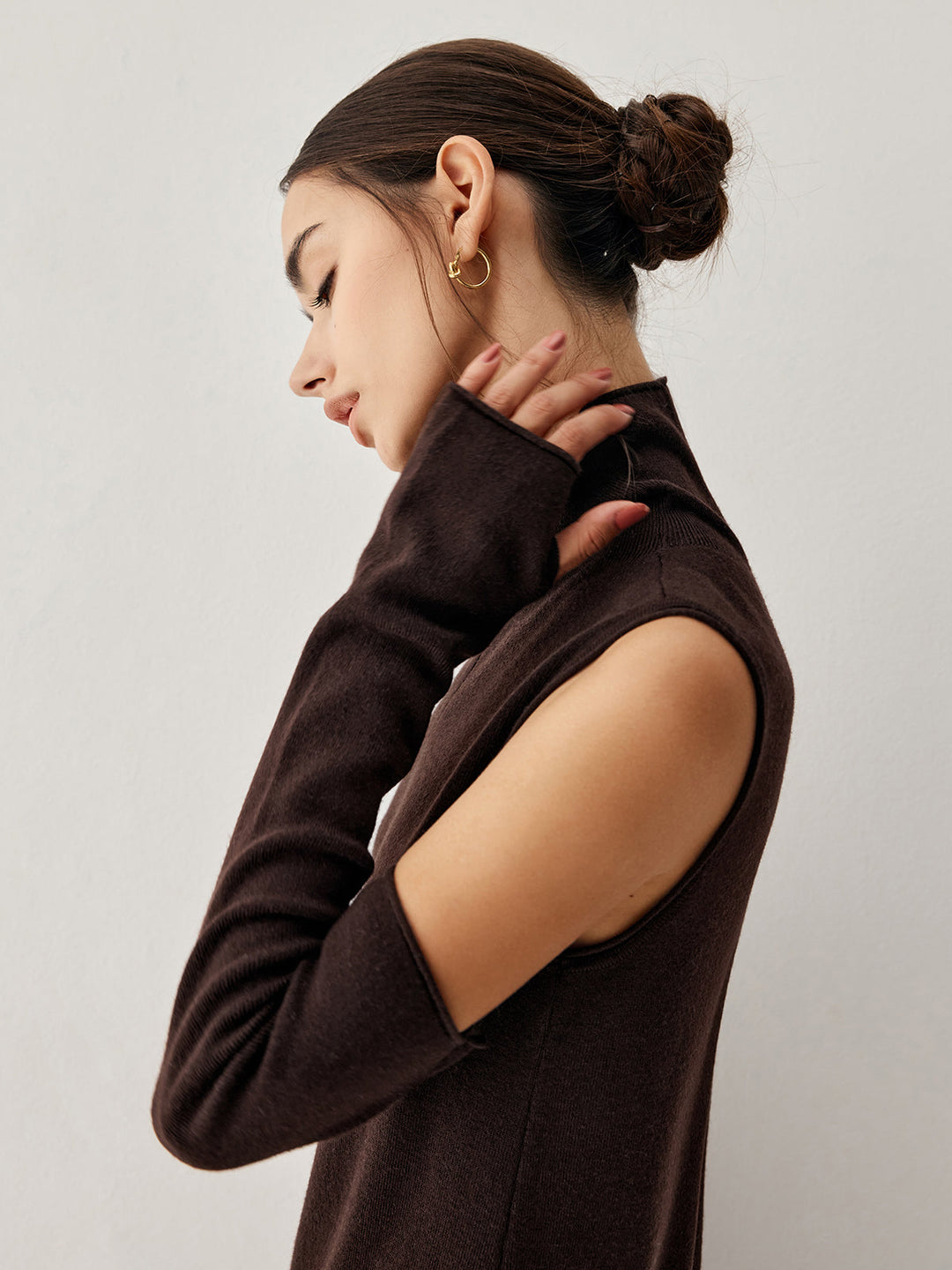 Rollkragen-Strickkleid mit Handschuhen