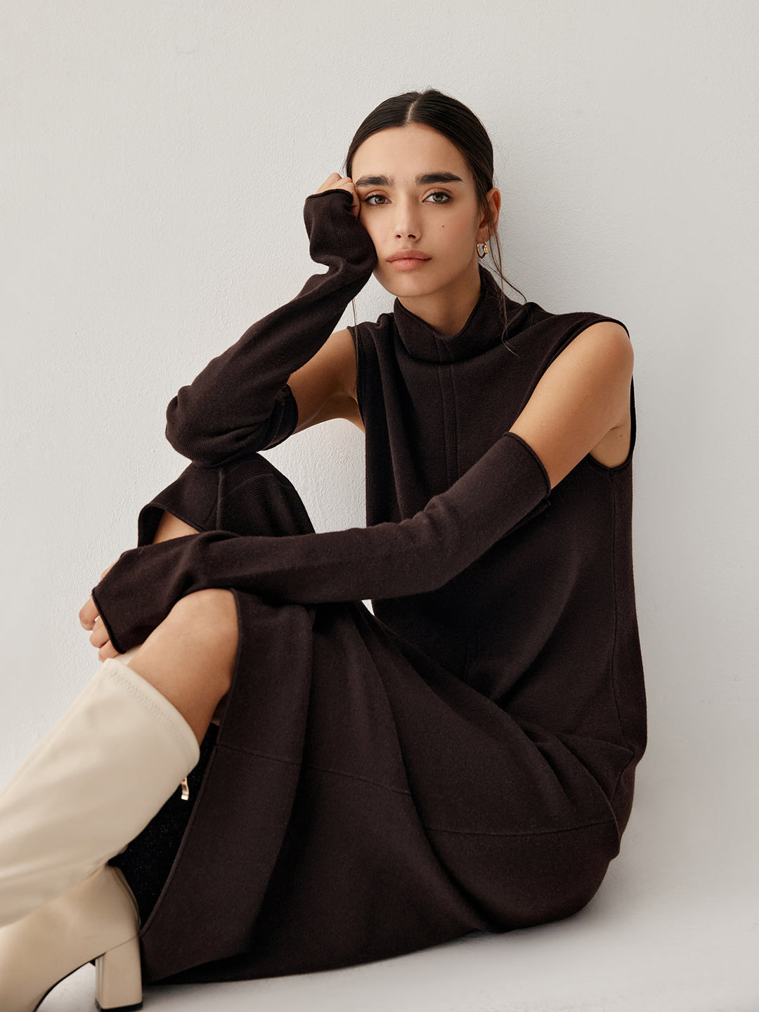 Rollkragen-Strickkleid mit Handschuhen