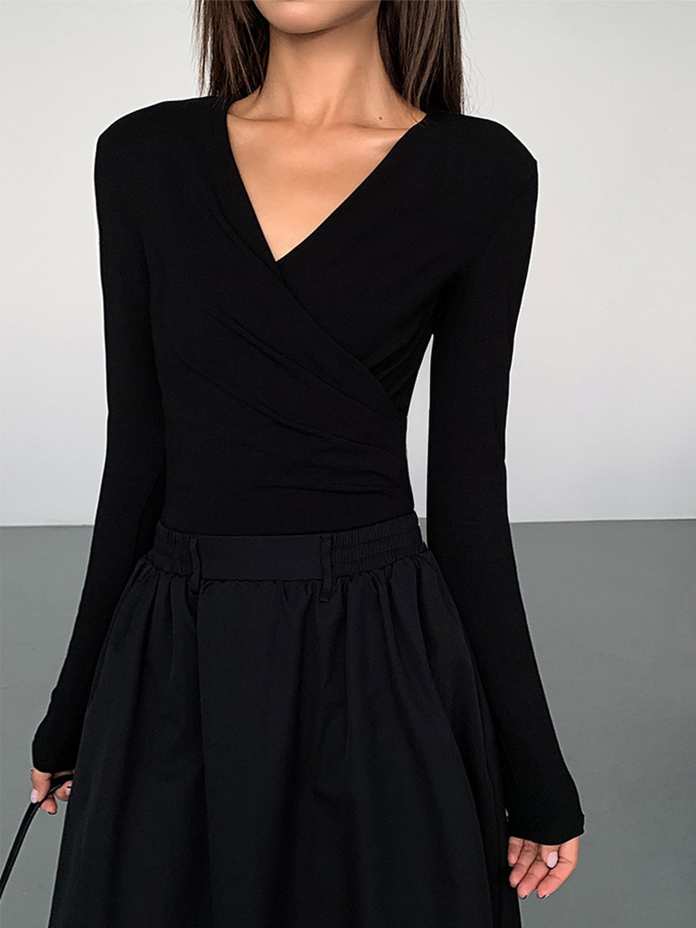 V-Ausschnitt Kleid mit langen Ärmeln und doppelten Taschen