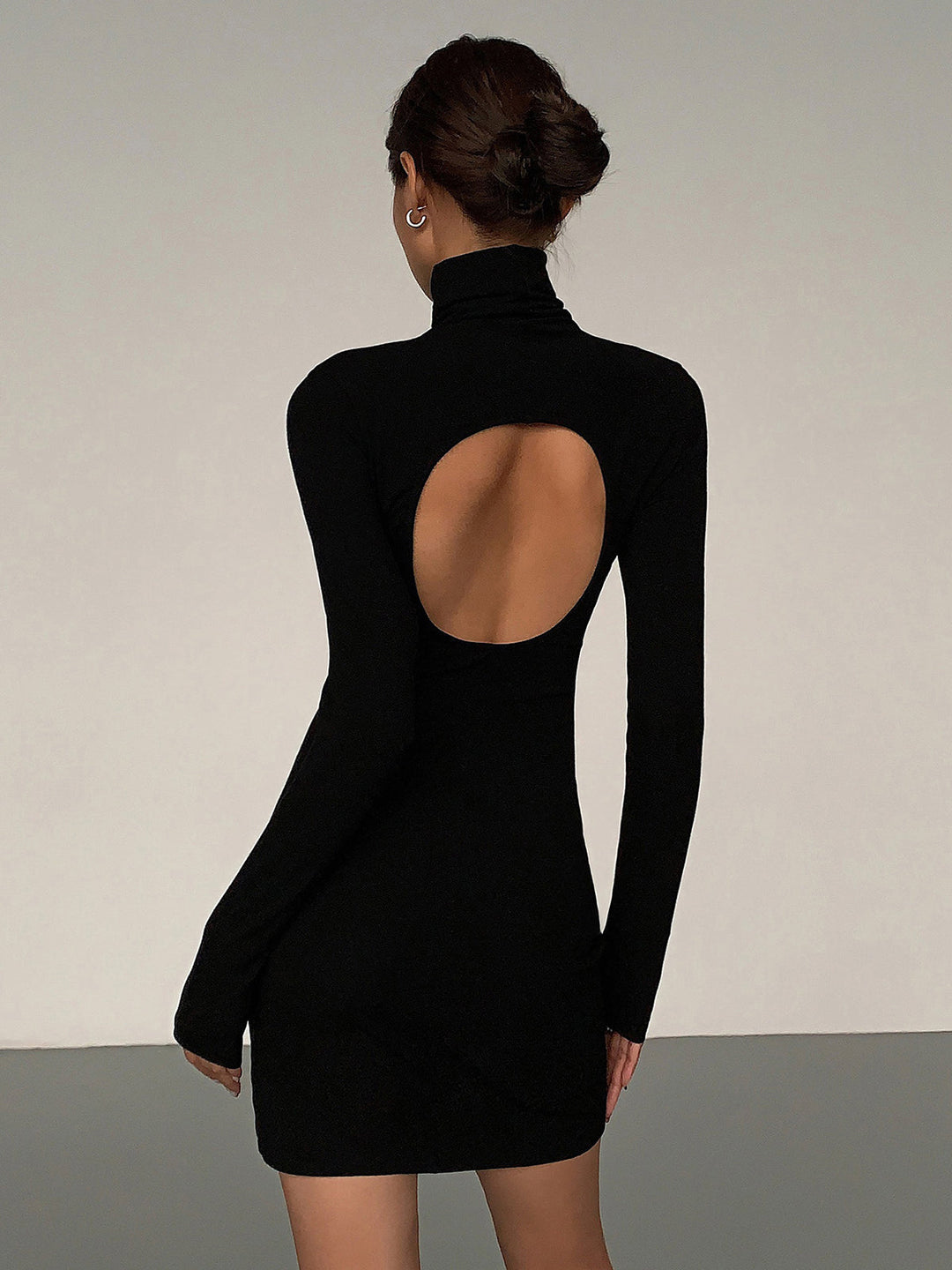 Rollkragen-Kleid mit offenem Rücken und langen Ärmeln