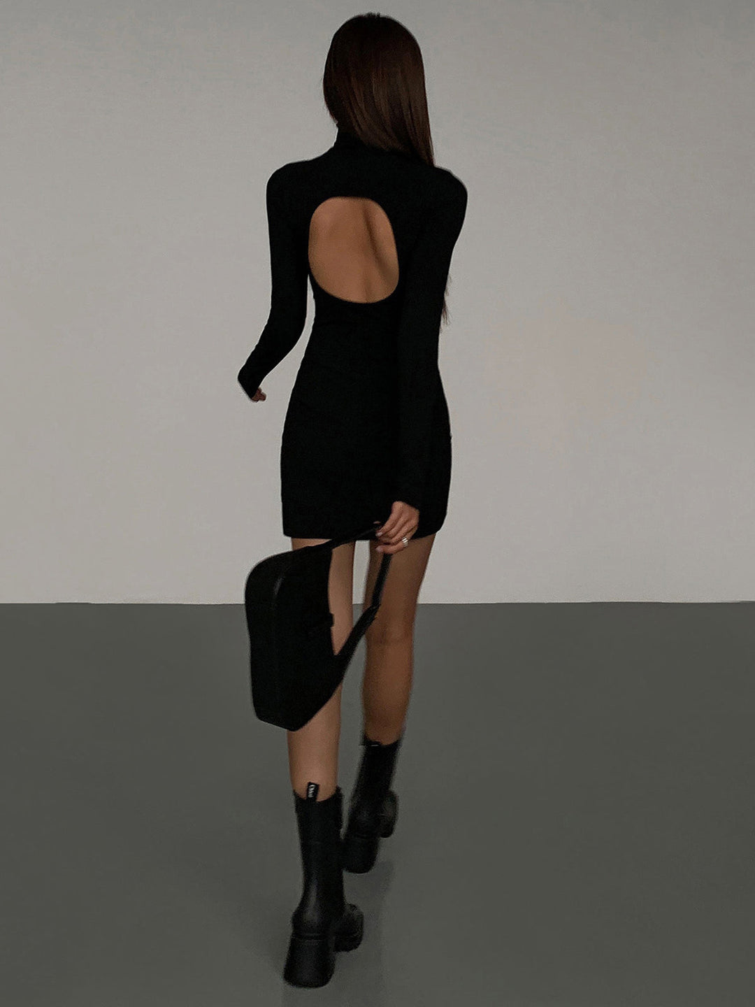 Rollkragen-Kleid mit offenem Rücken und langen Ärmeln
