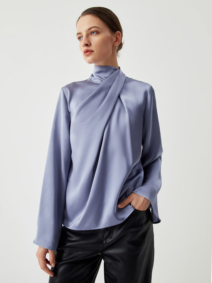 Asymmetrische Satinbluse mit Rollkragen und Falten