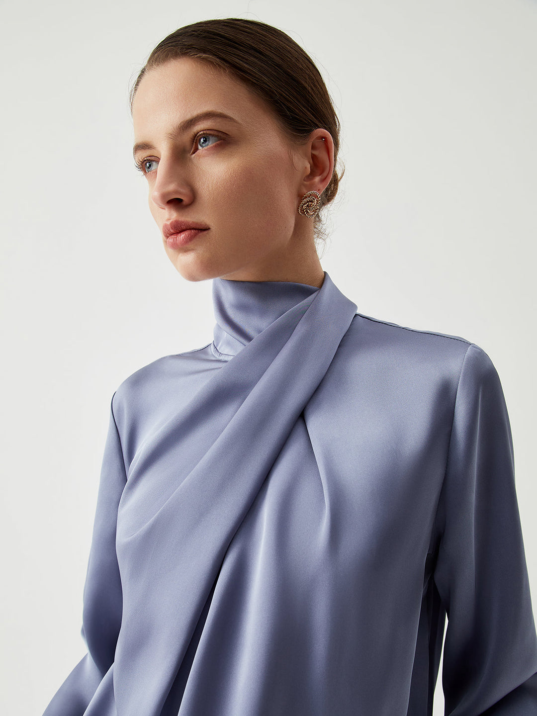 Asymmetrische Satinbluse mit Rollkragen und Falten