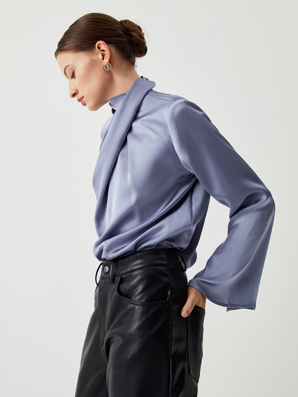 Asymmetrische Satinbluse mit Rollkragen und Falten