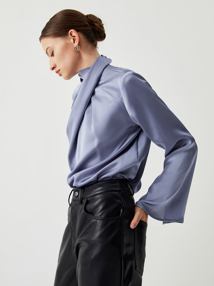 Asymmetrische Satinbluse mit Rollkragen und Falten