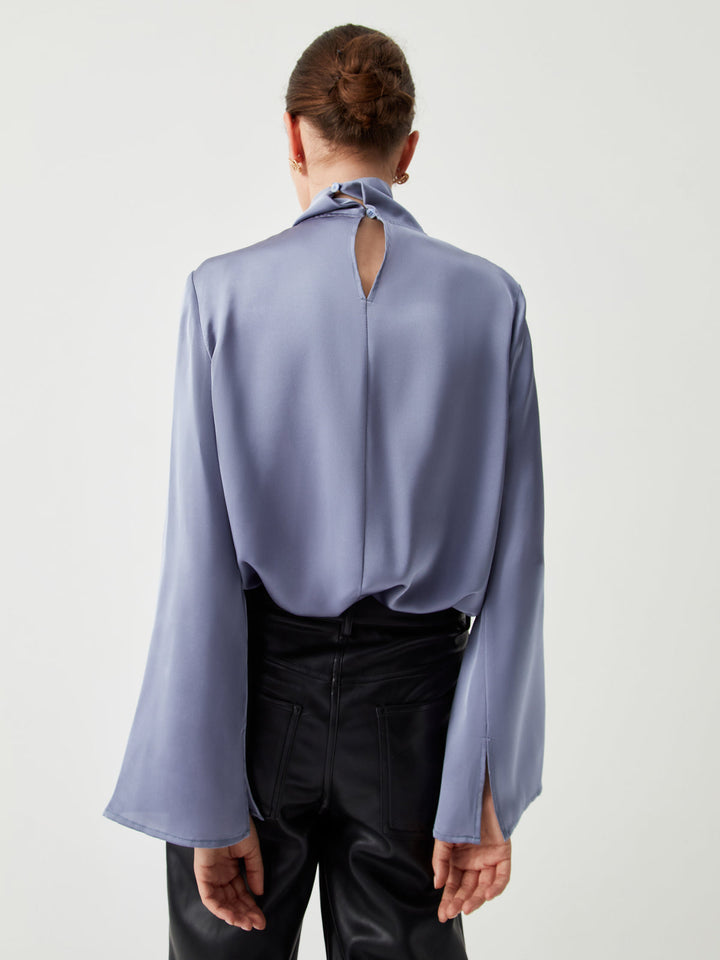 Asymmetrische Satinbluse mit Rollkragen und Falten