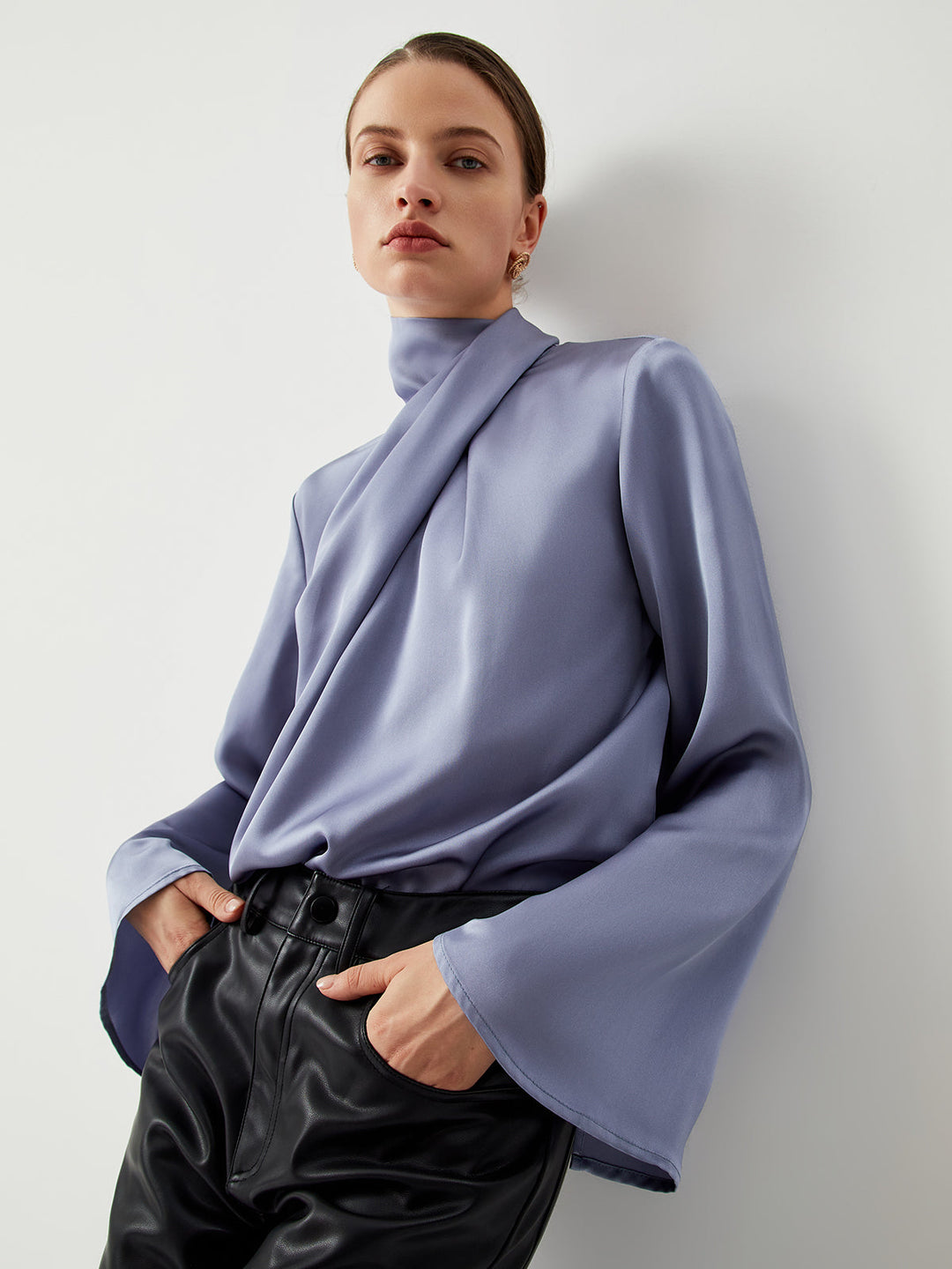 Asymmetrische Satinbluse mit Rollkragen und Falten