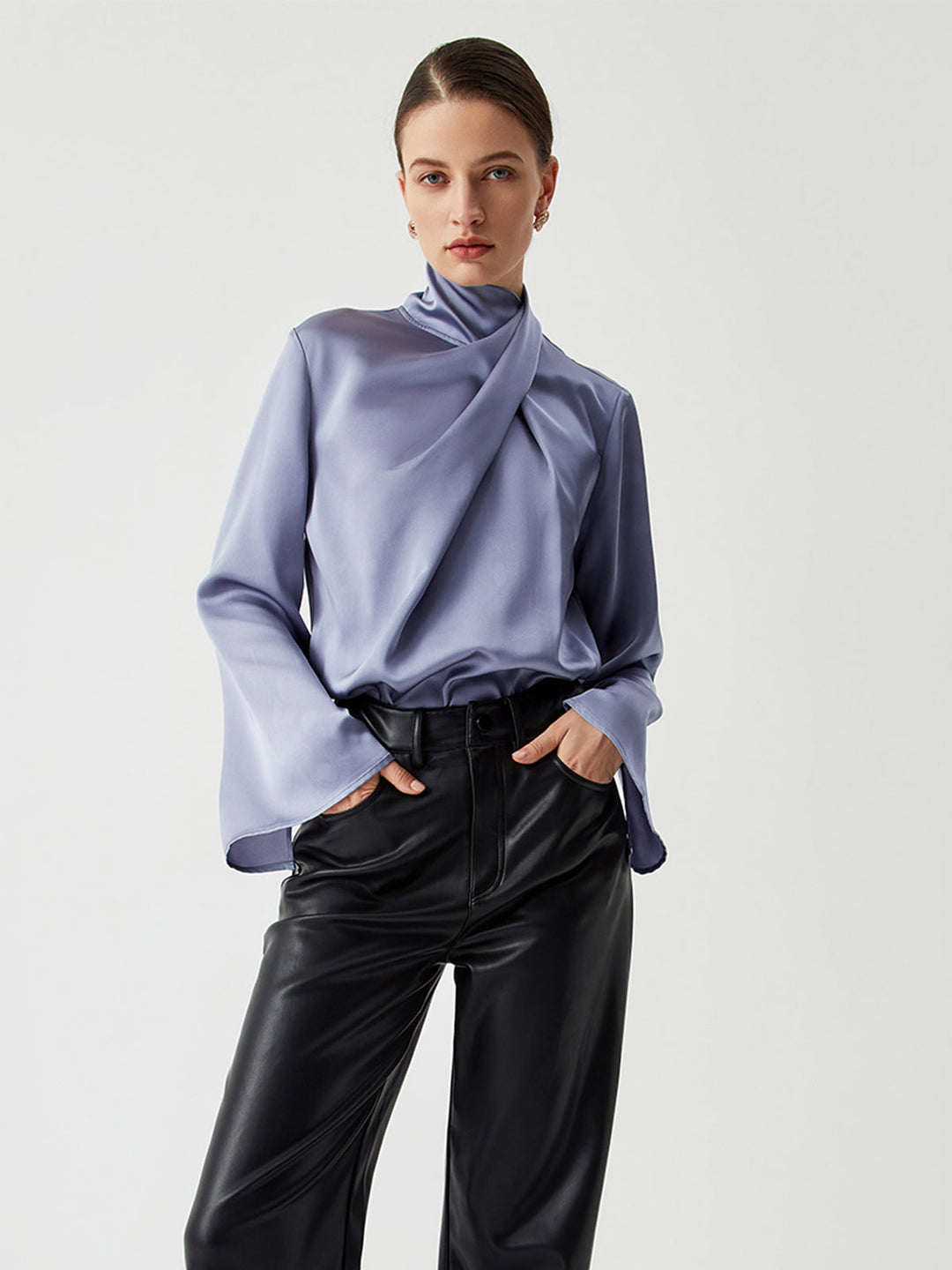 Asymmetrische Satinbluse mit Rollkragen und Falten