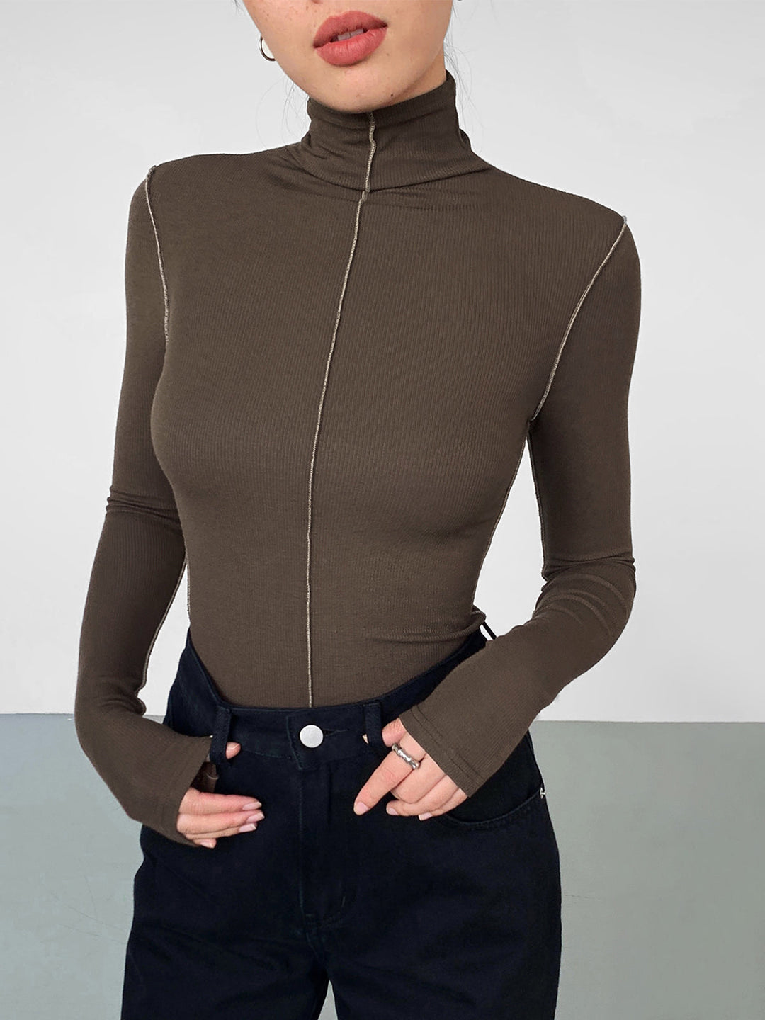Slinky Rollkragenpullover mit Kontrastsaum, gerippt