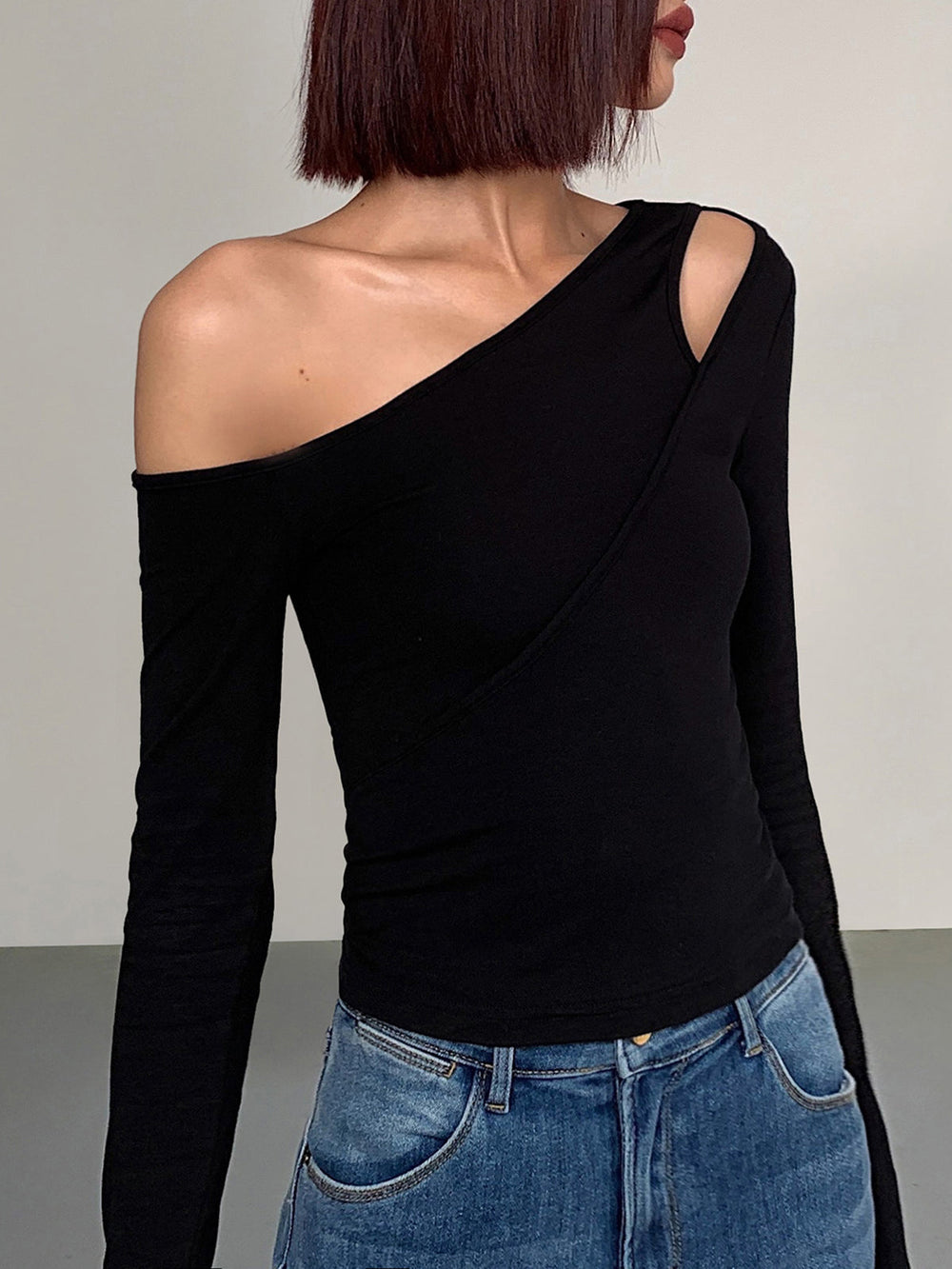 Cut Out Asymmetrisches Hemd mit schulterfreiem Slinky-Langarmshirt
