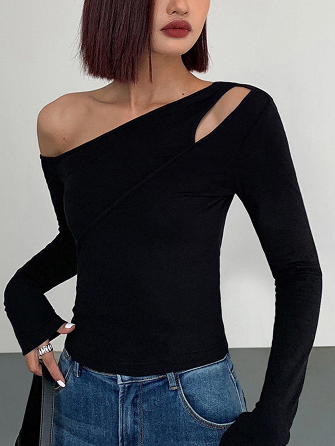 Cut Out Asymmetrisches Hemd mit schulterfreiem Slinky-Langarmshirt