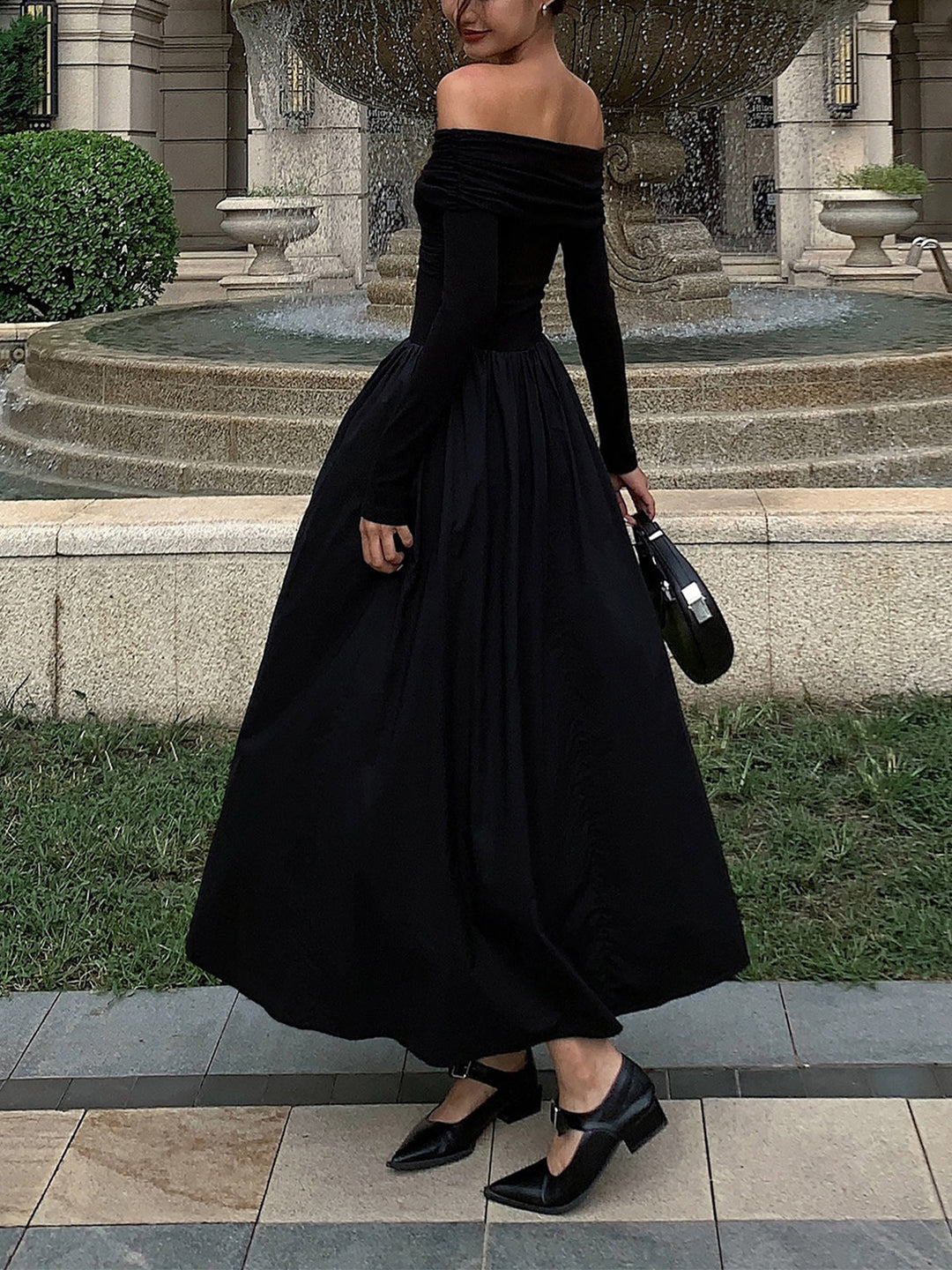 Off-Schulter-Kleid mit Schnürung und langen Ärmeln