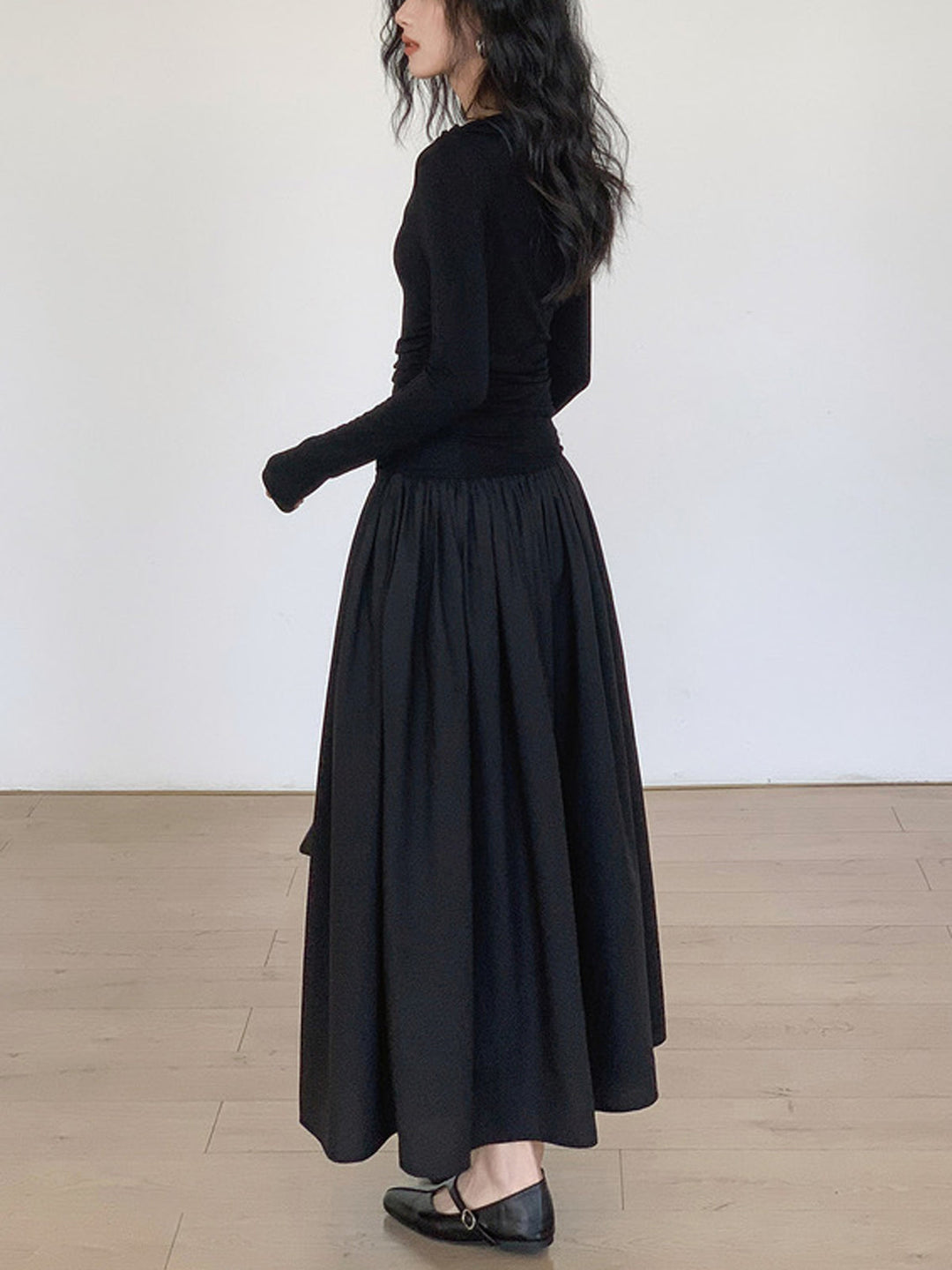 Gekräuseltes Patchwork-Strickkleid mit langen Ärmeln und Midi-Länge