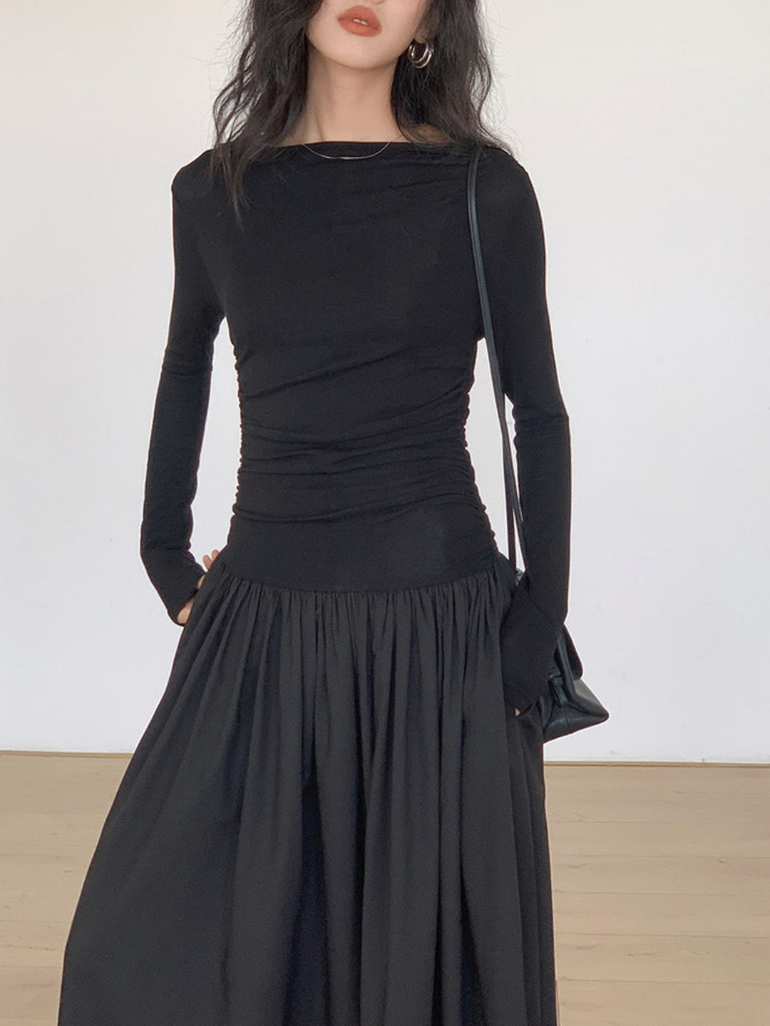 Gekräuseltes Patchwork-Strickkleid mit langen Ärmeln und Midi-Länge
