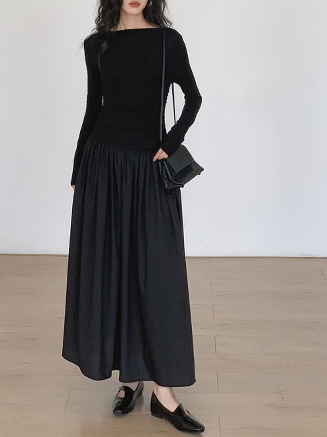 Gekräuseltes Patchwork-Strickkleid mit langen Ärmeln und Midi-Länge