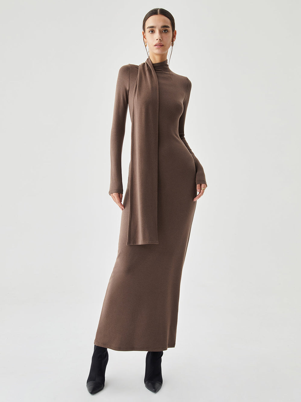 Figurbetontes Rippstrick-Kleid mit hohem Halsausschnitt und passendem Schal