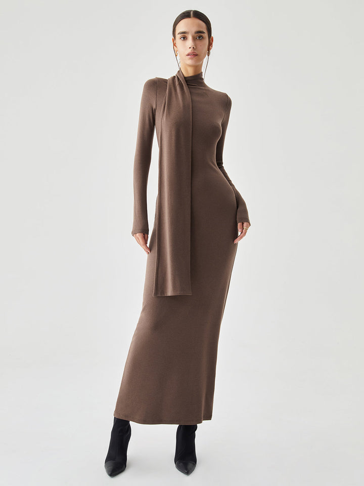 Figurbetontes Rippstrick-Kleid mit hohem Halsausschnitt und passendem Schal
