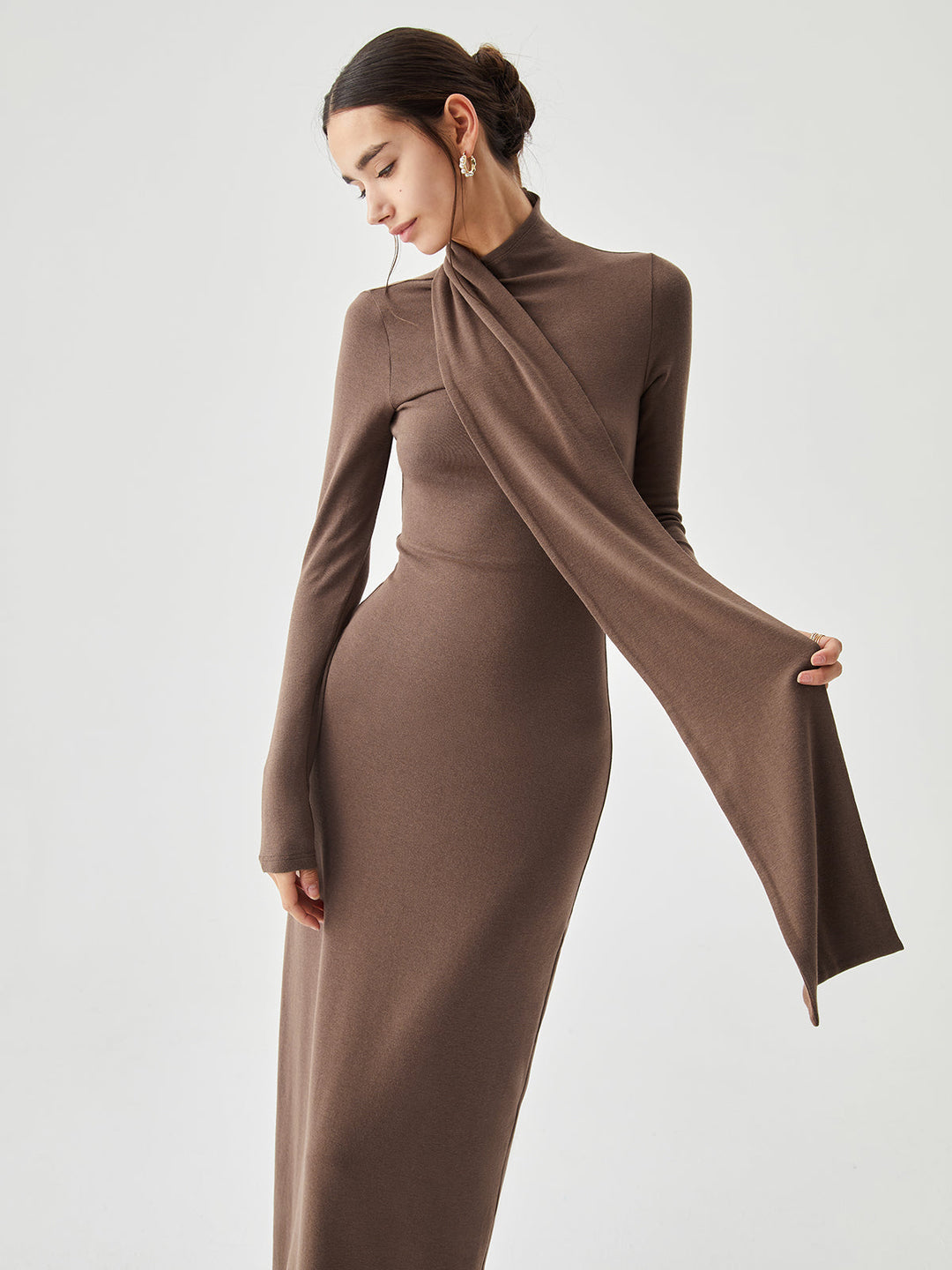 Figurbetontes Rippstrick-Kleid mit hohem Halsausschnitt und passendem Schal