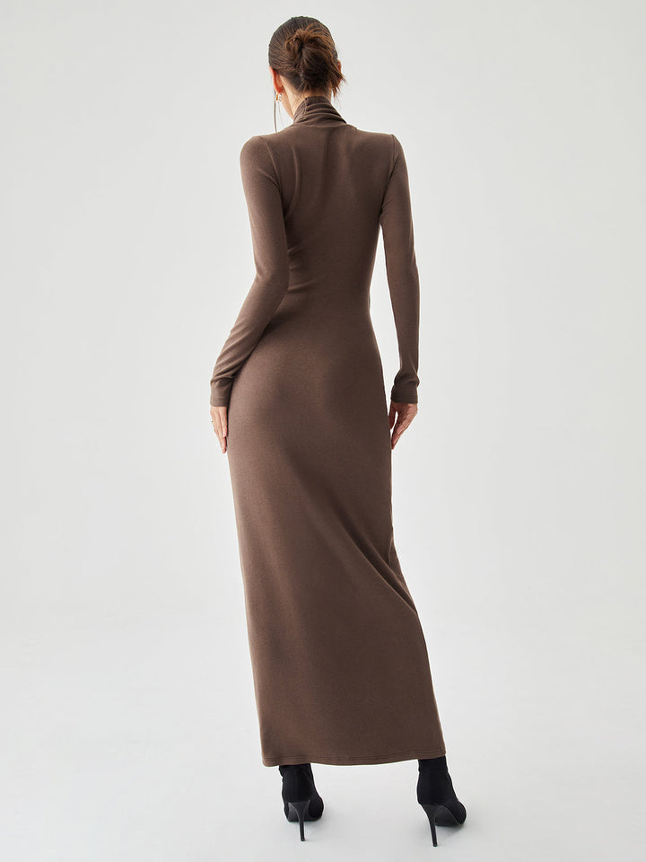 Figurbetontes Rippstrick-Kleid mit hohem Halsausschnitt und passendem Schal