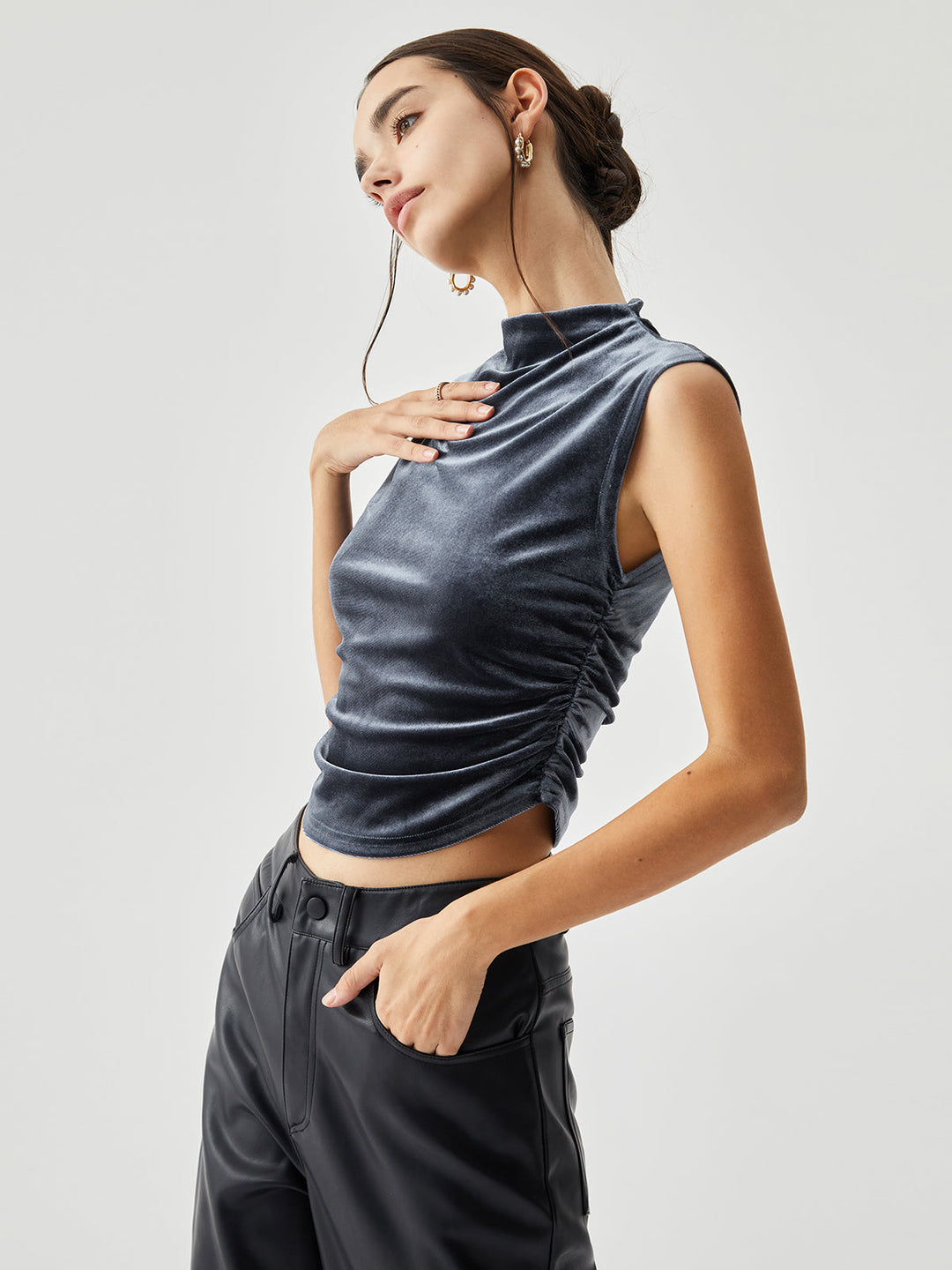 Samt-Drapierte-Mock-Neck-Ärmelloses-Crop-Top
