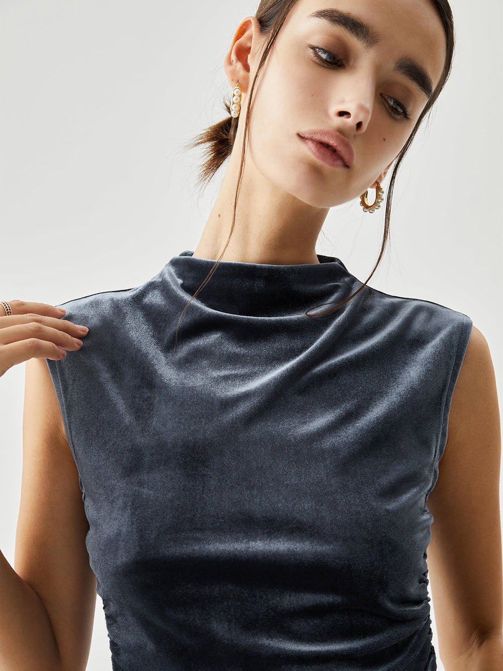 Samt-Drapierte-Mock-Neck-Ärmelloses-Crop-Top
