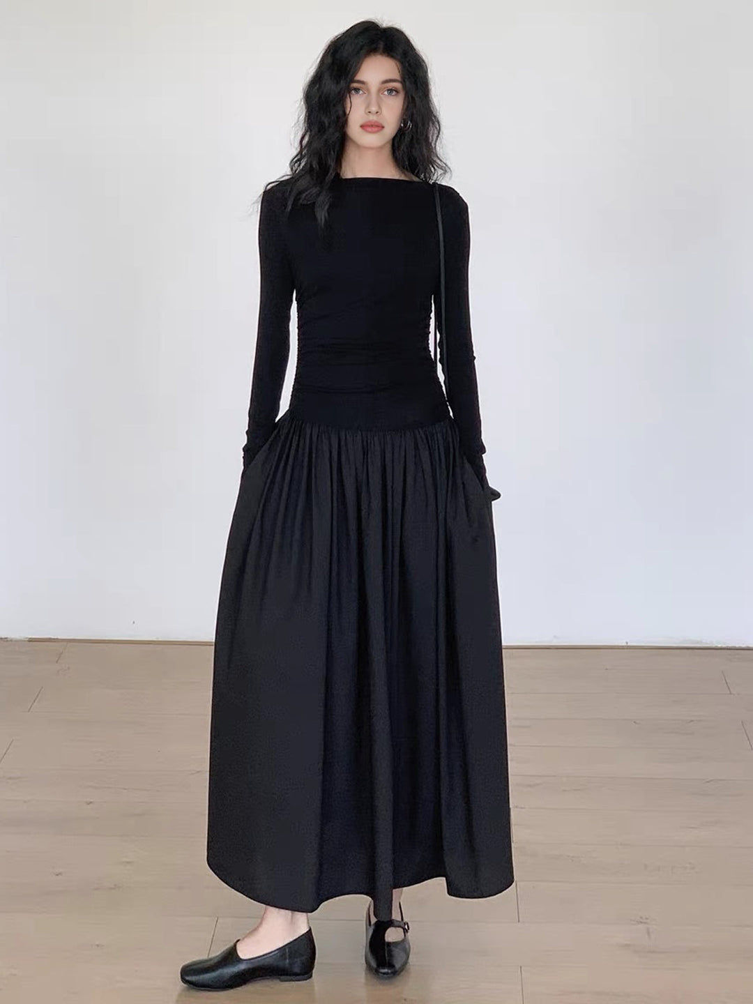 Gekräuseltes Patchwork-Strickkleid mit langen Ärmeln und Midi-Länge