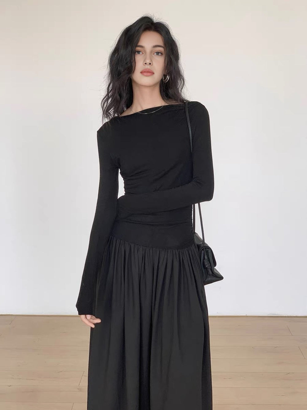 Gekräuseltes Patchwork-Strickkleid mit langen Ärmeln und Midi-Länge