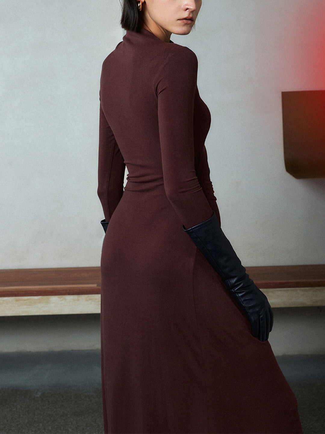 Figurformiges Kleid mit asymmetrischem Ausschnitt und langen Ärmeln