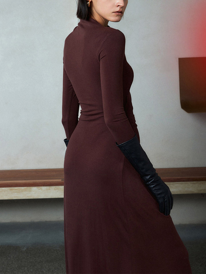 Figurformiges Kleid mit asymmetrischem Ausschnitt und langen Ärmeln