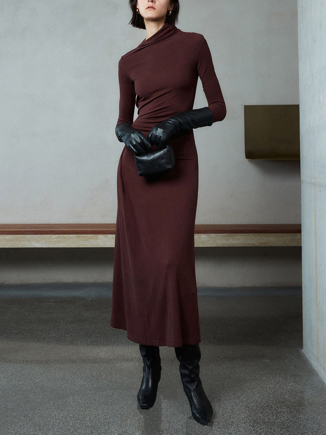 Figurformiges Kleid mit asymmetrischem Ausschnitt und langen Ärmeln