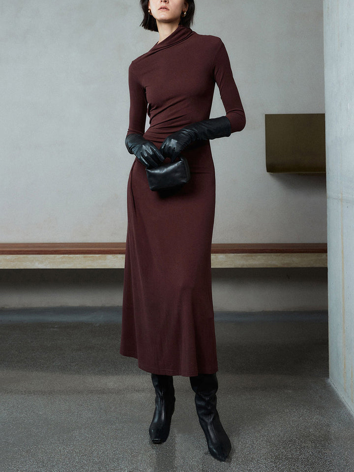Figurformiges Kleid mit asymmetrischem Ausschnitt und langen Ärmeln