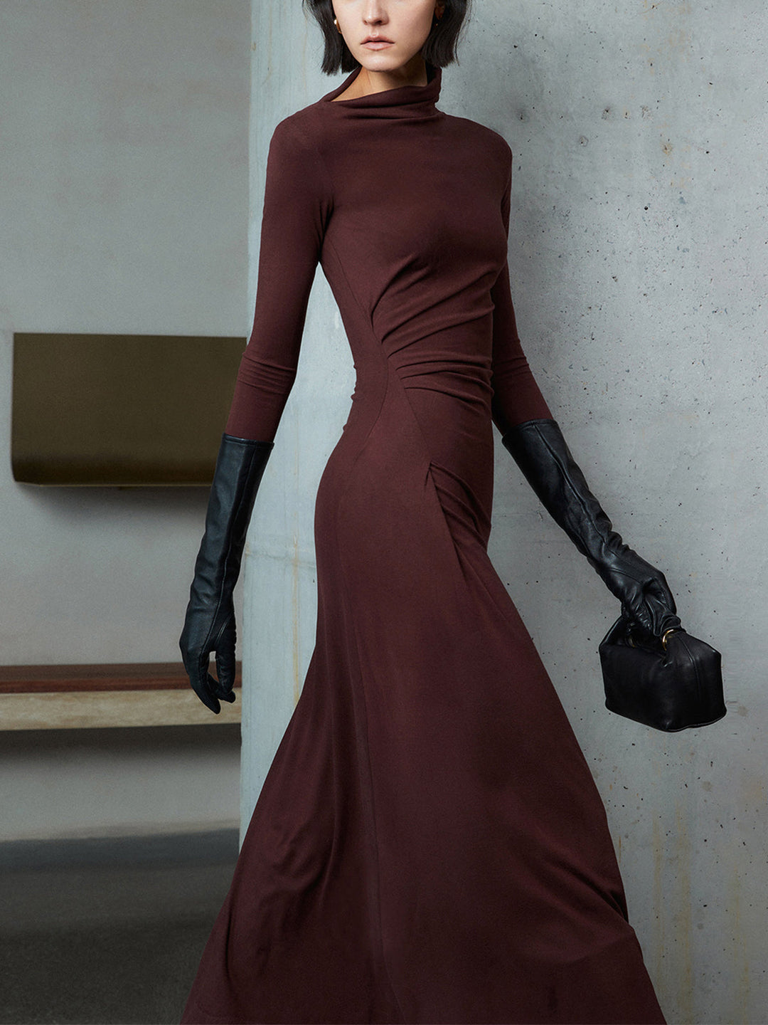 Figurformiges Kleid mit asymmetrischem Ausschnitt und langen Ärmeln