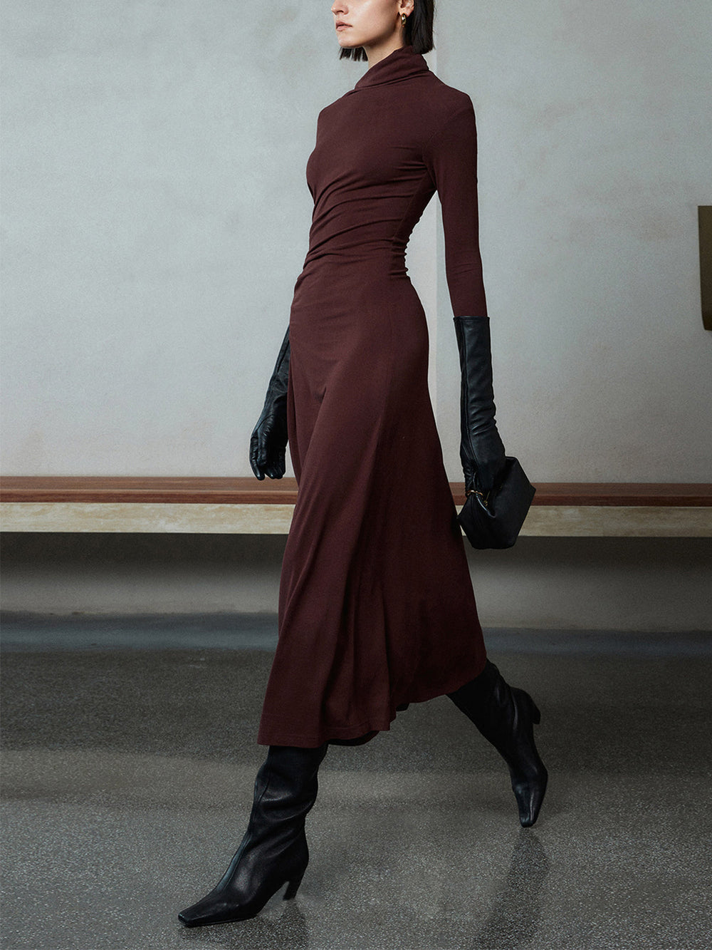 Figurformiges Kleid mit asymmetrischem Ausschnitt und langen Ärmeln